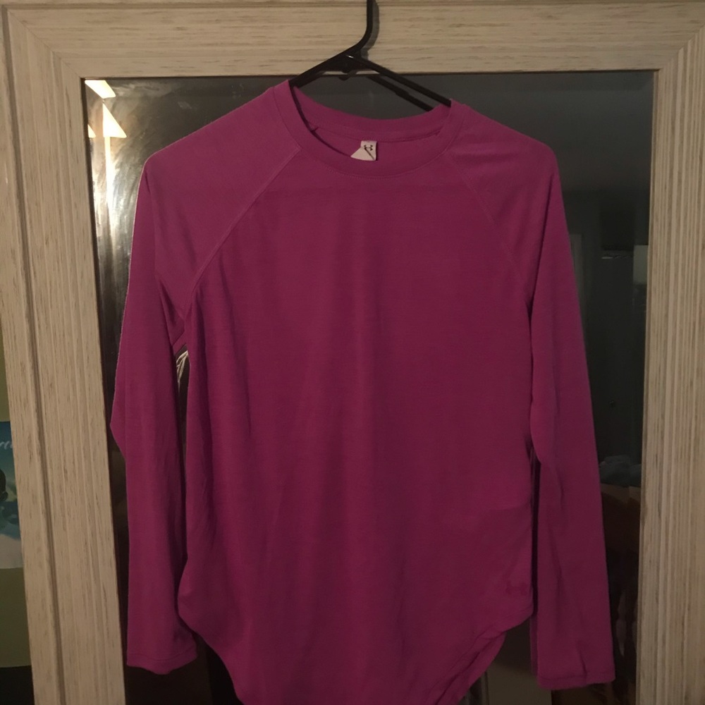 Pink size small under armor long-sleeve👚 🤩